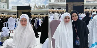 7 Potret Tissa Biani Jalani Umrah Usai Lebaran, Bagikan Momen Bareng Michelle Ziudith - Arbani Yasiz