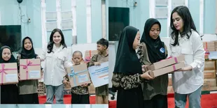 6 Potret Tissa Biani Kunjungi Panti Asuhan dan Berbagi Paket Lebaran untuk Anak-Anak, Ungkap Rasa Bahagia