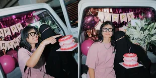 Potret Umi Pipik Dapat Kejutan Tak Terduga dari Syntia Marisca yang Serba Pink