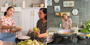 Potret Ussy Sulistiawaty Ajari Mama Mertua Buat Ketupat, Takut Kualat