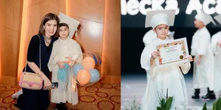 Potret Zenecka Anak Tampan Carissa Puteri saat Wisuda Preschool, Ganteng Maksimal Kenakan Toga Putih