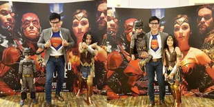 Premiere 'JUSTICE LEAGUE', Marcelino Lefrandt Pakai Kostum Superhero Bareng Anak