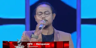 Pria Ini Menangis Haru Direbutkan Coach 'The Voice'