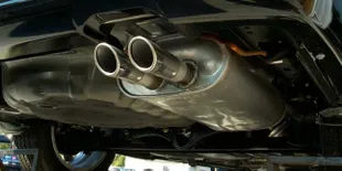 Pria Ini Nekat Tutup Knalpot Mobil Yang Menyala, Ini Akibatnya