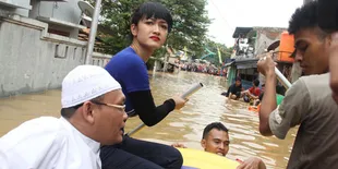 Prihatin Korban Banjir, Jupe Rela Berbasah-basah