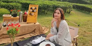 Prilly Latuconsina Piknik di Puncak Bareng Keluarga dan Omara Esteghlal