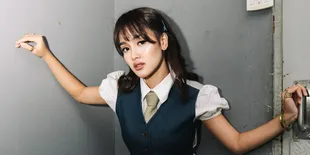 Prinsa Mandagie Tampil Memesona dengan Gaya Casual Chic yang Jadi Inspirasi Fashion