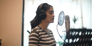 Prinsa Mandagie Terlihat di Studio Musik, Persiapan Singel Terbaru 'Bertahan Sendiri'