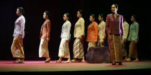 Produksi ke-53 Titimangsa 'TEGAK SETELAH OMBAK', Monolog Happy Salma Dalam Teater Musikal Inggit Garnasih