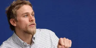 Produser Bantah Charlie Hunnam Terlibat 'FIFTY SHADES OF GREY'