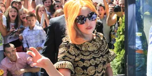 Promo Single Baru, Lady Gaga Telanjang Ditutupi Rumput