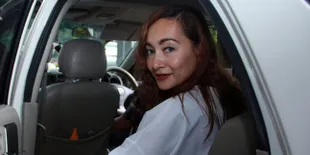 Proses Cerai, Dewi Rezer Masih Serumah Dengan Marcellino Lefrandt