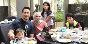 Proses Hijrah, Arie Untung Terharu Sang Anak Rajin Ikut Jamaah Subuh di Masjid