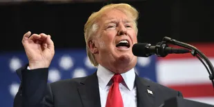 Protes Kebijakan, Komedian AS Ini 'Kencingi' Walk of Fame Donald Trump