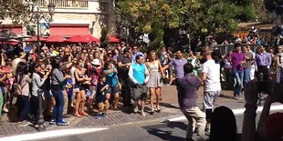 PSY Ikuti Flashmob Mendadak Gangnam Style di Los Angeles
