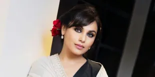 Pucat Tanpa Make Up, Rani Mukherjee Selfie Bareng Fans di Paris