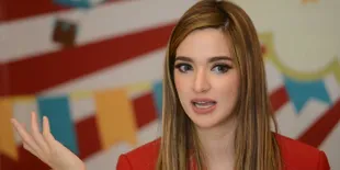 Pulang Beribadah Haji, Nia Ramadhani Tampil Casual dan Langsung Kerja Lagi