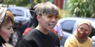 Pulang dari RSKO, Roy Kiyoshi Lakukan Ritual Buang Sial Setelah Bebas