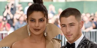 Pulang Dinner di London, Priyanka Chopra dan Nick Jonas Gandengan Tangan Mesra