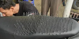 Punya Pacar Cemburuan, Pria Ini Buktikan Setia dengan Pasang Paku di Jok Motor