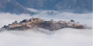 Puri Takeda, Bangunan Menakjubkan di Atas Awan