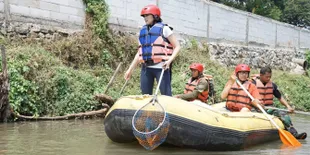 Puteri Indonesia Lingkungan 2019 Punguti Sampah di Sungai Pesanggrahan