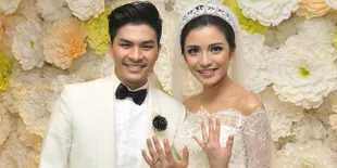 Putih Penuh Bunga, Romantisnya Resepsi Pernikahan Chelsea - Glenn