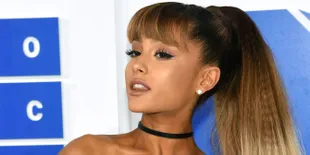 Putus Cinta, Ariana Grande Tutup Tato Tribut Pete Davidson Pakai Plester