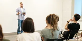 Rahasia Sukses Public Speaking, Kuasai Seni Berbicara dengan Percaya Diri di Depan Umum!