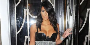 Raih Prestasi Prestisius, Kim Kardashian Rela Pose Tanpa Busana