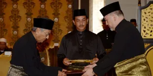 Raja Malaysia, Sultan Muhammad V Mengundurkan Diri