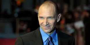 Ralph Fiennes Belum Yakin Gabung di 'BOND 24'