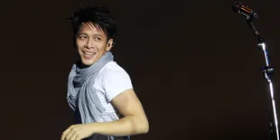 Rambut Baru, Ariel NOAH Makin Cetar Dengan Style Mohawk Biru Api!