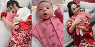 Rambut Mulai Tumbuh Pasca Dicukur Habis, 7 Potret Baby Ameena Bikin Gemas Karena Botak Belakang - Anteng Dimomong Grammi Cantik Krisdayanti