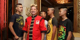 Rambut Nanas Jadi Trend, Ki Kusumo Didatangi Tamu Istimewa