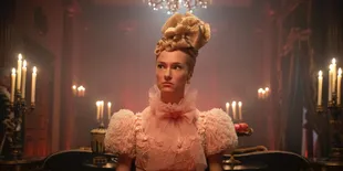 Rambut Nyentrik Cressida Cowper di Bridgerton Ternyata Bukan Asli, Begini Proses Pengerjaannya