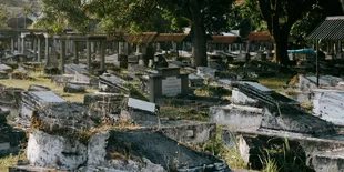Rangkaian Doa Ziarah Kubur Urut dari Awal Sampai Akhir, Punya Manfaat Luar Biasa
