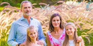 Ratu Letizia Dandan Kompak Bareng Raja Spanyol & Dua Anak Gadisnya