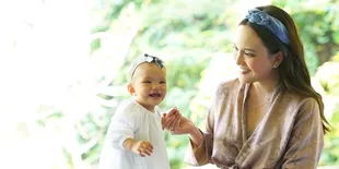 Rayakan Usia ke 9 Bulan, Lucunya Baby Claire Sudah Bisa Berdiri Tegap