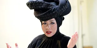 Reaksi Netizen Soal Turban Melly Goeslaw, Dari Ban Sampai Ular