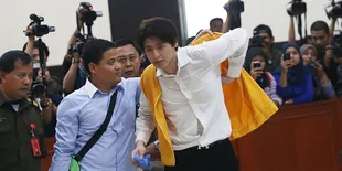 Inilah Reaksi Sang Ibu Dengar Dakwaan Roger Danuarta