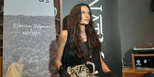 Rebbeca Reijman Rilis Single 'Clouds' dengan Video Klip Mirip Adegan 'STAR WARS'