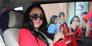 Regina Bantah Pernah Dilabrak Nia Daniati