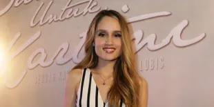 Renang Bareng Para Sahabat, Cinta Laura Hot Berbikini 2 Pieces