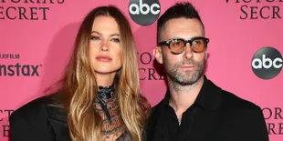 Rencana Perayaan Natal Behati Prinsloo &#38; Adam Levine, Mau Tahu?
