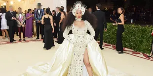 Replika Gaun MET Gala Cardi B Yang Satu Ini Gemesin Banget!