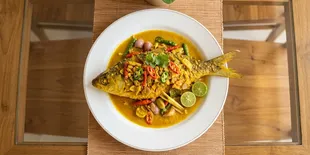 Resep Ikan Selar Bumbu Pesmol dengan Acar Kuning yang Segar