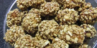 Resep Lontong Paris, Kue Kering Manis dengan Topping Kacang Khas Aceh