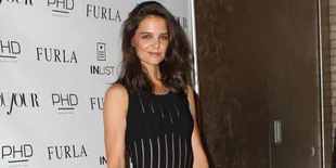 Resleting Dress Katie Holmes Terbuka di Depan Umum, Tren Baru?