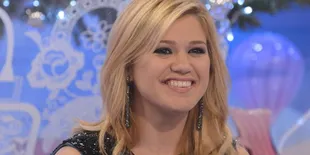 Resmi Tunangan, Kelly Clarkson Bukan Lagi Lesbian!